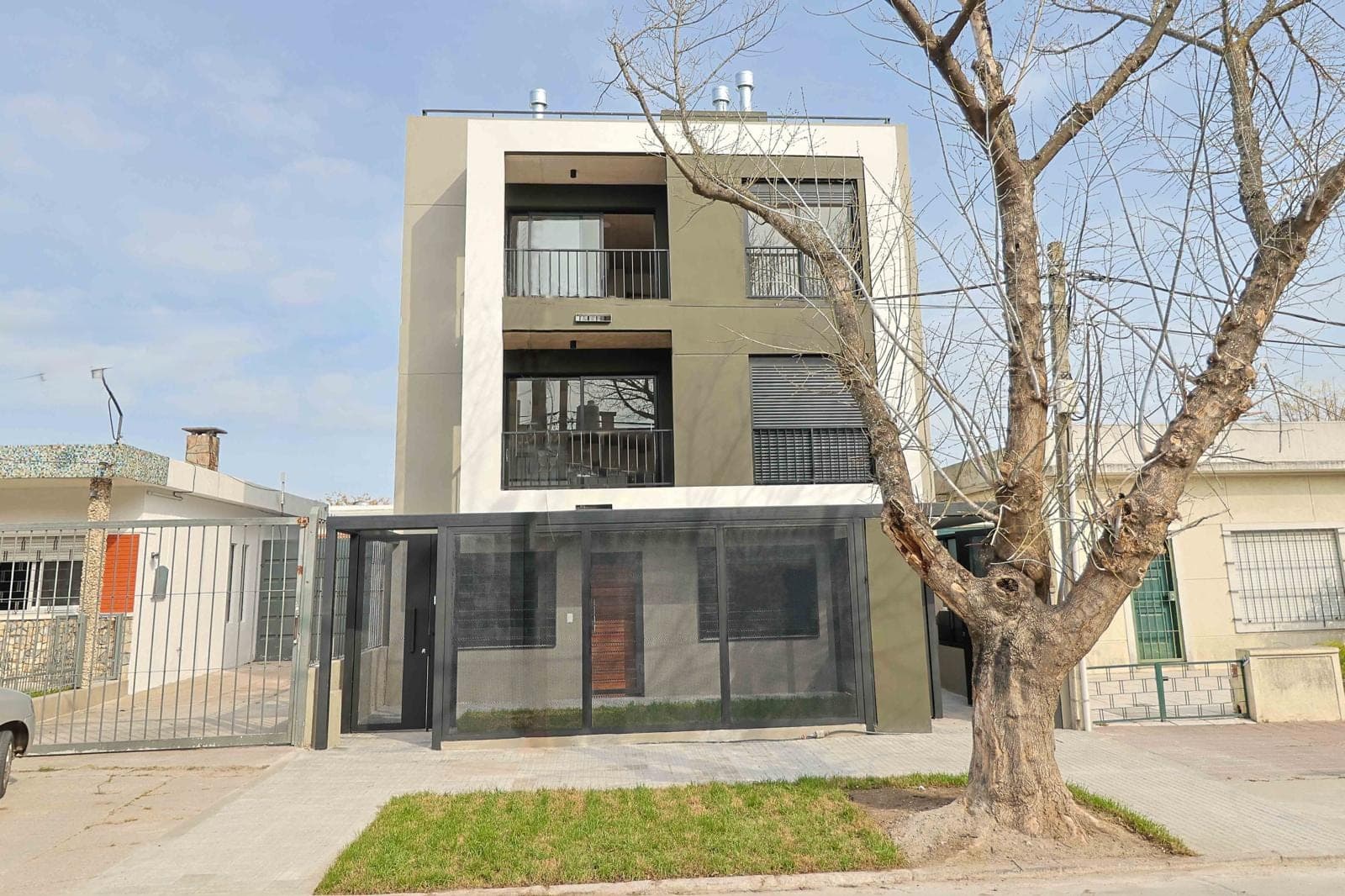 Façade of the Terrazas de Vidal building in La Blanqueada